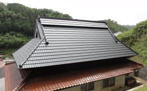 茅葺き屋根に瓦型ガルバリウム鋼板でカバー工法