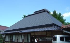茅葺き屋根に横葺きタイプのガルバリウム鋼板でカバー工法