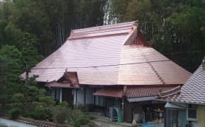 茅葺き屋根に銅板でカバー工法