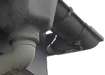 軒樋のひび割れ