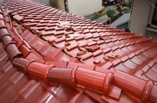 地震被害を受けて崩れた棟瓦