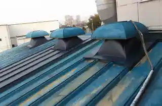 工場屋根雨漏りの施工後、ダクト廻りの修理完了