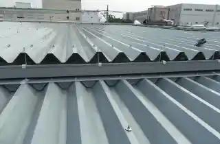 工場屋根のカバー工法施工後、断熱材を加えて結露対策も完了