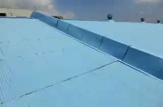 工場トタン屋根の雨漏り施工前、錆びて空いた所からの漏水