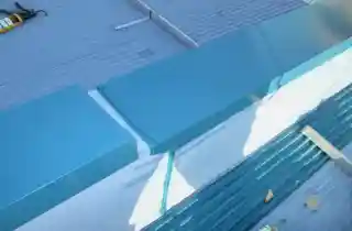 工場トタン屋根雨漏り修理後、錆びた屋根の部分取り換えとシーリング塗布完了