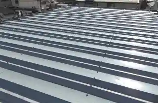工場屋根雨漏り修理後、折板重なり部分にガルバリウムカバーを取り付けて雨漏り防止