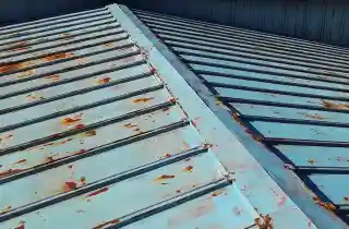 倉庫トタン屋根の雨漏り施工前、錆びて穴が空いて所から漏水