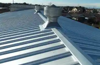 倉庫トタン屋根の雨漏り施工後、折板屋根でカバー工法して修理完了