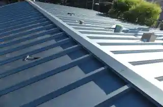 工場トタン屋根の破損修理後、カバー工法による修理完了