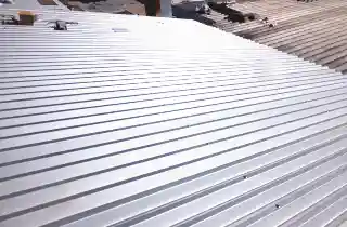 工場屋根のカバー工法施工後、屋根修理の必要がなくなり悩み解消