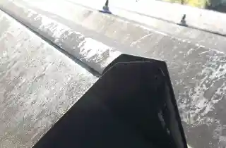 工場屋根の雨漏り施工前、屋根重ね部から雨水侵入