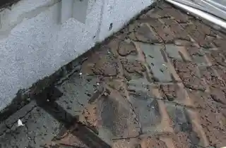 施設屋根の雨漏り修理前、屋根の亀裂劣化による漏水