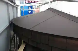 施設屋根の雨漏り修理後、ガルバリウム平板をオーダー加工してカバー工法完了