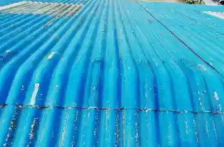 工場スレート屋根雨漏り施工前、ポリカつなぎ目からの漏水