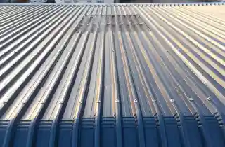 工場スレート屋根雨漏り修理後、カバー工法による修理完了