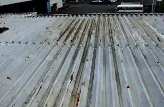 会社屋根雨漏りの施工前、折板屋根変形による漏水