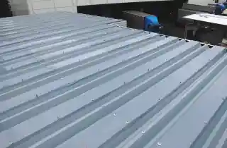 会社屋根のカバー工法施工後、屋根重ね部からの防水カバー取り付け完了