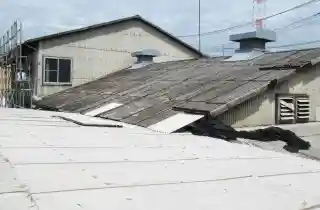 工場屋根の雨漏り施工前、経年劣化による漏水