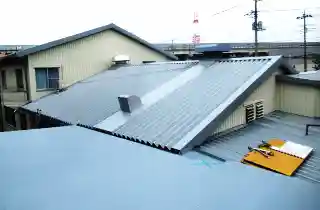 工場屋根雨漏り修理後、折板屋根でカバー工法とルールファン取り換え