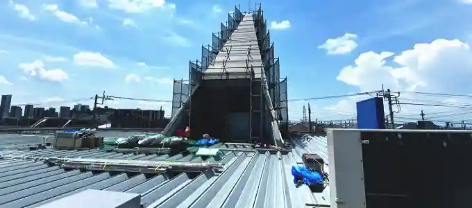 工場の折板屋根カバー工法例