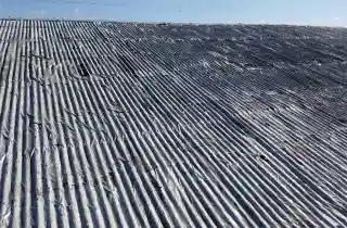 倉庫屋根雨漏りの施工前、経年劣化による漏水