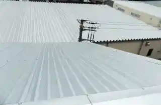 倉庫屋根雨漏りの施工後、折板屋根でのカバー工法完了