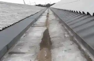 工場の屋根の雨漏り原因、谷部・排水部