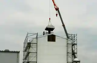 工場屋根雨漏り施工前、ダクト廻りからの漏水