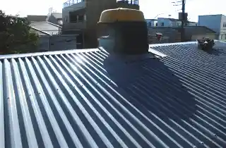 工場屋根雨漏り修理後、カバー工法とダクト廻りの雨仕舞完了