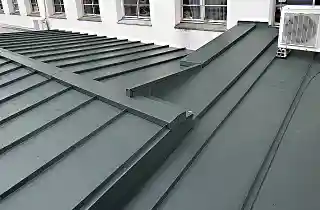 会社トタン屋根の葺き替え施工後、屋根と外壁壁際雨仕舞が秀逸な工事