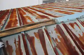 工場屋根劣化による錆びの施工前