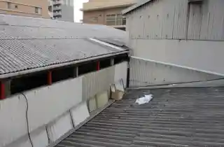 工場スレート屋根の雨漏り施工前、増陸を繰り返しで漏水
