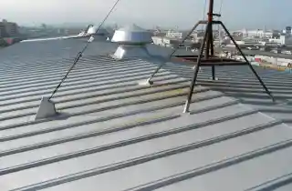 工場の三晃式トタン屋根の雨漏り施工前、塩害と錆びで漏水