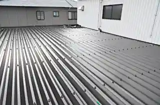 倉庫折板屋根雨漏り修理後、屋根カバー工法とパラペットカバー補修完了