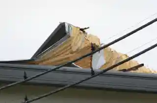 工場折板屋根の強風被害の施工前、折板屋根の剥がれ