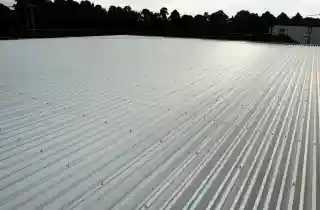 工場折板屋根、強風被害の施工後、再カバー工法完了