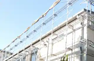 工場屋根雨樋の施工後、新規取付完了