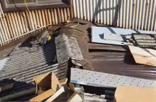 工場スレート屋根の破損修理前、強風による屋根の破損