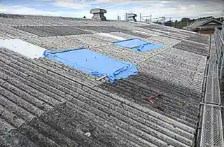 工場スレート屋根の破損修理前、強風による屋根の破損