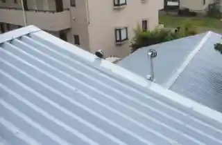 工場スレート屋根の破損修理後、カバー工法による修理完了