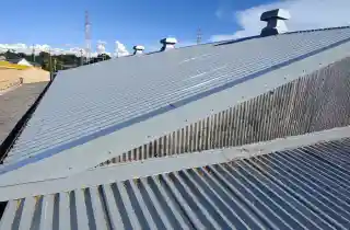 工場スレート屋根の破損修理後、カバー工法による修理完了