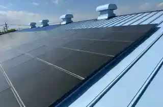 工場屋根の雨漏り施工前、ソーラー固定金具からの漏水