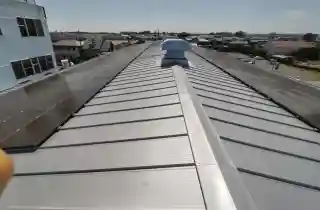 工場屋根雨漏り防ぐカバー工法施工後、防水要因排除完了