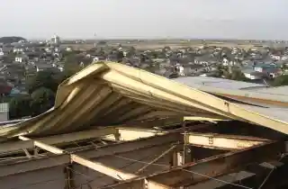 工場屋根の台風被害の施工前、折板屋根の剥がれ