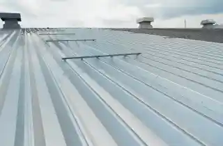 工場屋根、台風被害の施工後、部分張り替え完了