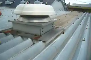 工場屋根の雨漏り修理前、ダクト廻りから漏水