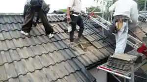 屋根葺き替えで初めに行う既存屋根材の撤去