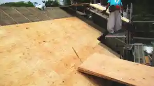 屋根葺き替えで必要な下地野地板の補強工事