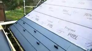 新しい屋根材の取り付け工事