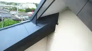 雨漏りを誘発する棟板金などの役物取り付け工事